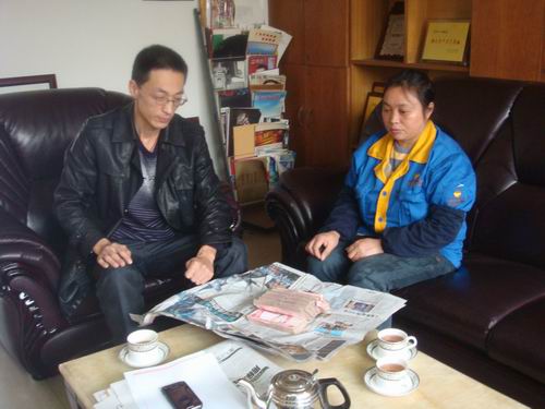 慰问送关切，伸手献爱心