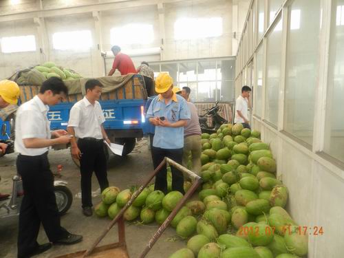 夏季气温节节升，清冷西瓜再三送