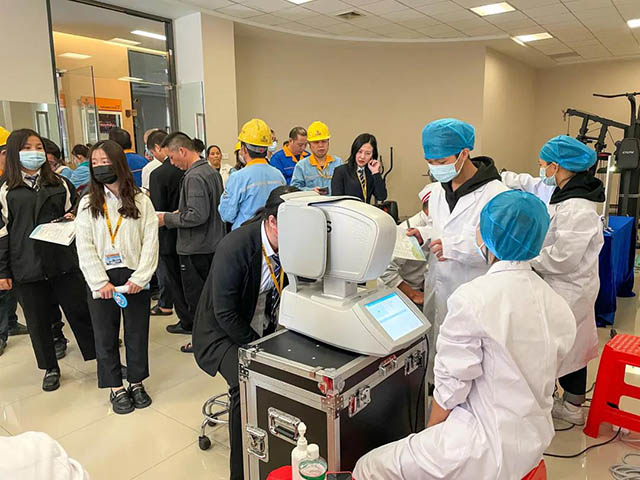 员工们轮流进行视力查抄，整个过程井然有序。