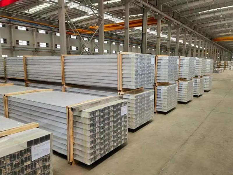 福鹿会F6铝材厂房内建材摆放整齐