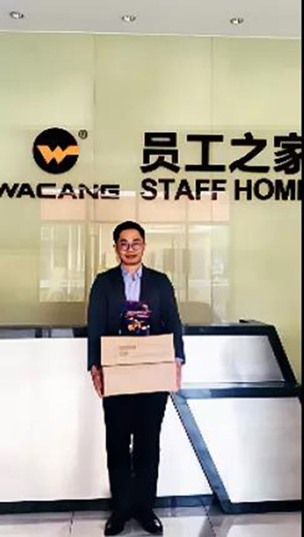 收到新年糖、购物卡等新春福利，员工们展示出喜悦的笑容