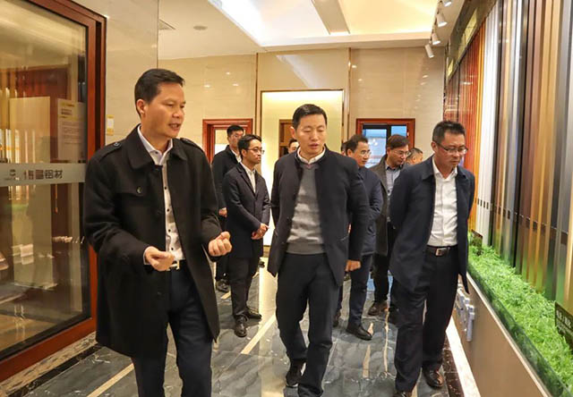 潘伟深董事长携带辅导参观履历馆，并为其介绍福鹿会F6全铝利用产业链