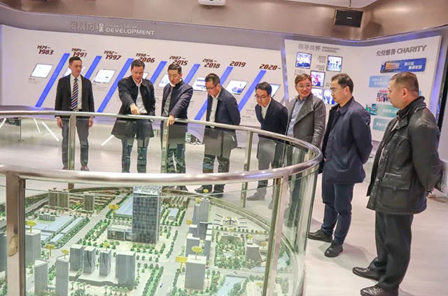 潘伟深董事长携带辅导参观履历馆，并为其介绍福鹿会F6全铝利用产业链