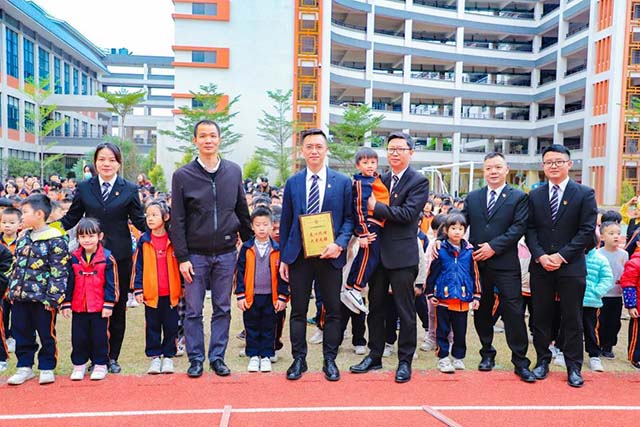 福鹿会F6集团辅导与学生亲切合影