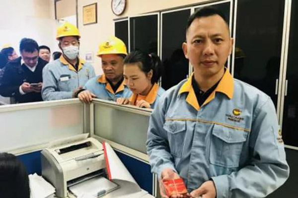 收到新年糖、购物卡等新春福利，员工们展示出喜悦的笑容