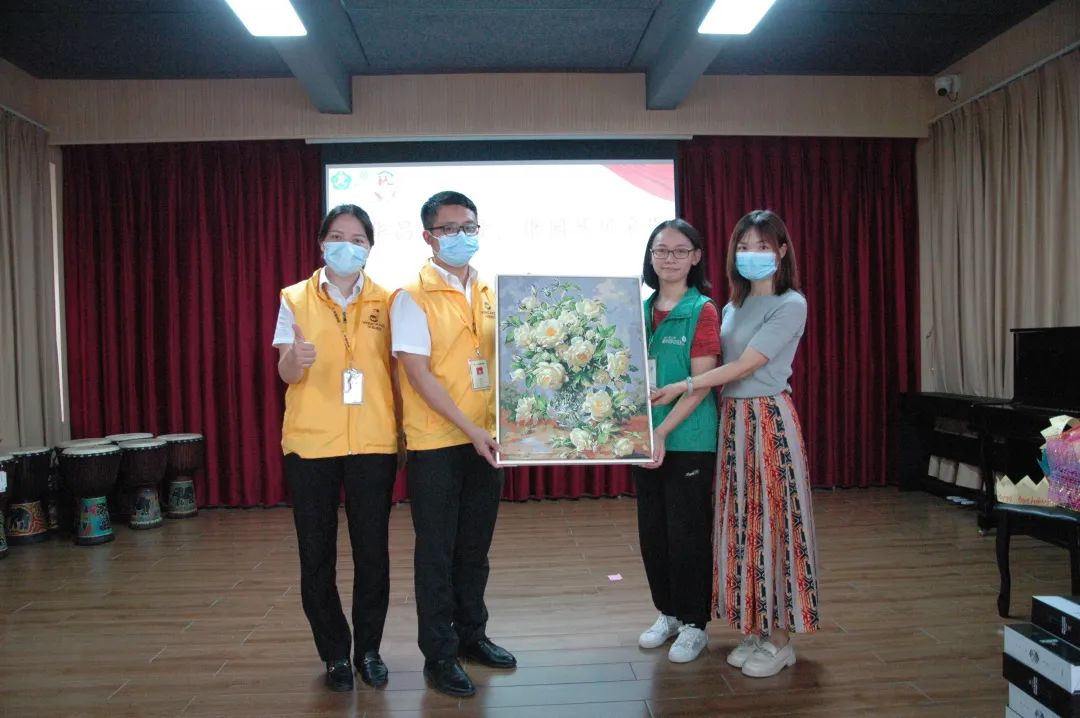 推广社会责任,彰显企业担任|福鹿会F6集团前往狮山镇幼塘社区康园中心发展慰问活动