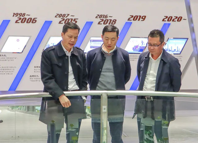 潘伟深董事长携带辅导参观履历馆，并为其介绍福鹿会F6全铝利用产业链
