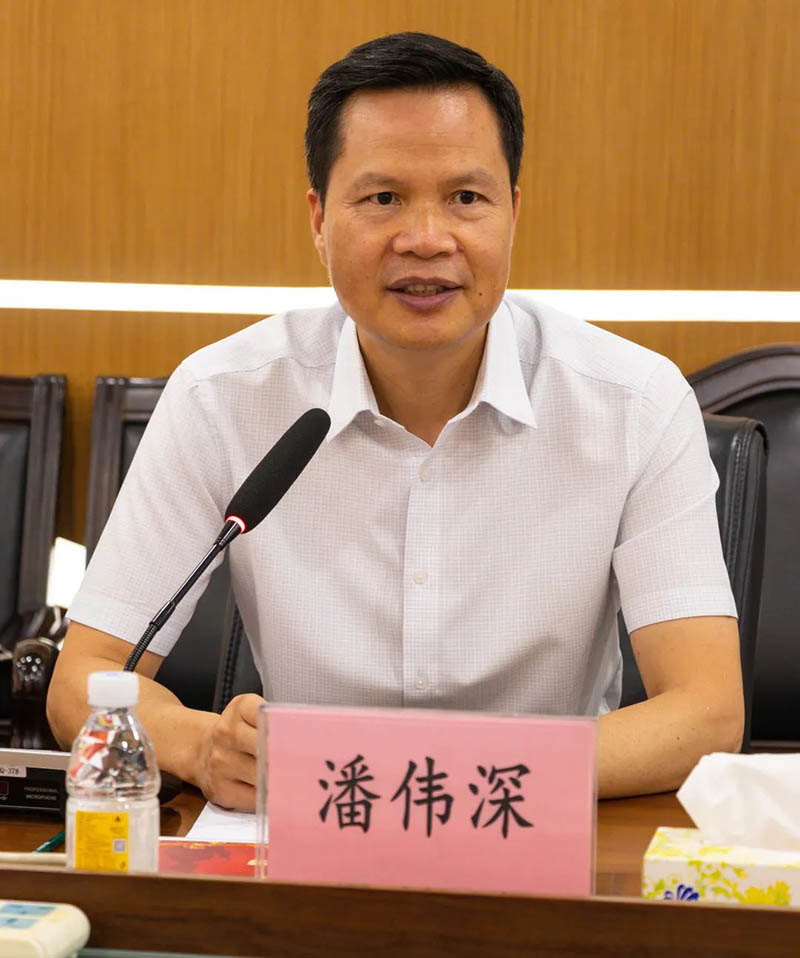 座谈会上，潘董介绍了福鹿会F6集团的经营与出产情况，反映了企业的难题与需要。