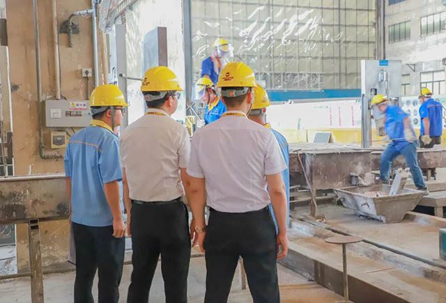 强化现场应急措置,提升企业应急能力_福鹿会F6集团发展熔铸车间铝液泄漏专项演练