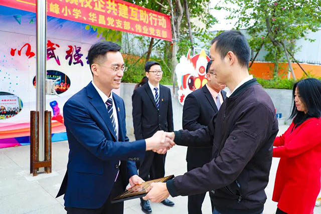 狮山镇党建办“两新”党建工作掌管人叶荫朋为福鹿会F6授牌