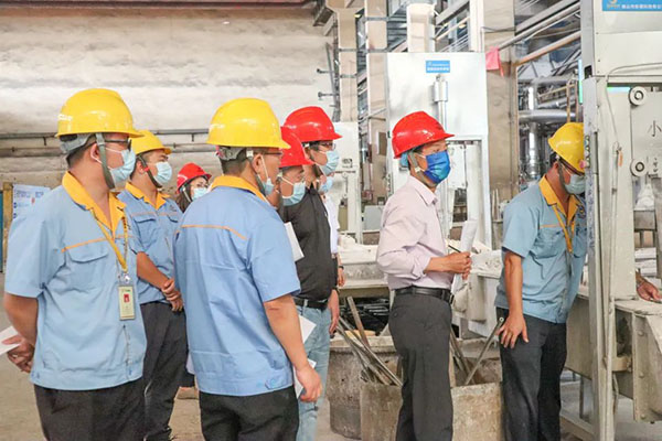 专家组一行和公司辅导、技术骨干一起互换“铝七条」佧改情况以及行业资讯