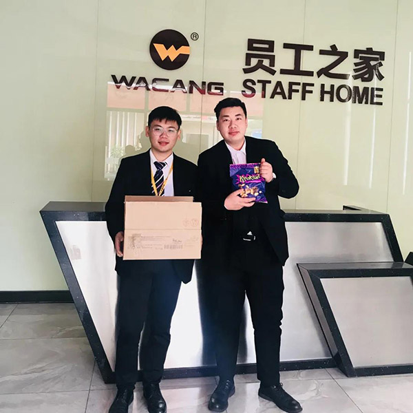 收到新年糖、购物卡等新春福利，员工们展示出喜悦的笑容