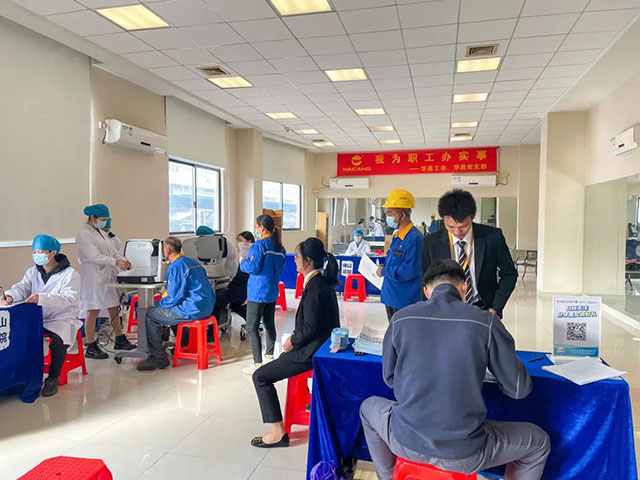 员工们轮流进行视力查抄，整个过程井然有序。