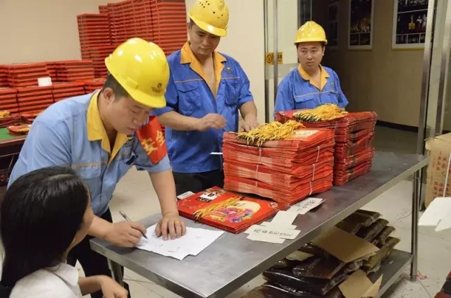 中秋佳节暖人心 月饼飘香聚温情——福鹿会F6铝业为员工发放月饼庆祝中秋