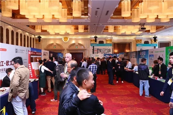 第七届广东铝加工技术（国际）钻研会圆满闭幕，我司董事长潘伟深先生为优良论文获焦剡颁奖！